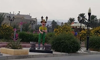 نصب اِلمان مرد کشاورز در پارکِ نخل شهر لار