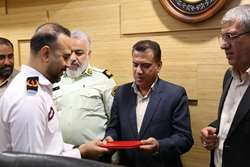 اعطای درجه «آتش ‌پاد دوم» به سعید منشی رئیس آتش‌نشانی لار