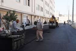 آغاز عملیات قیرپاشی و آسفالت خیابان‌های شهید علی‌اصغر پرنیان برای تسهیل تردد و ارتقای سیمای شهری لار